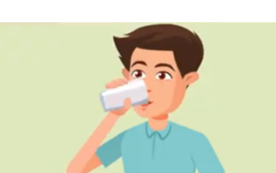 Rapaz bebendo água